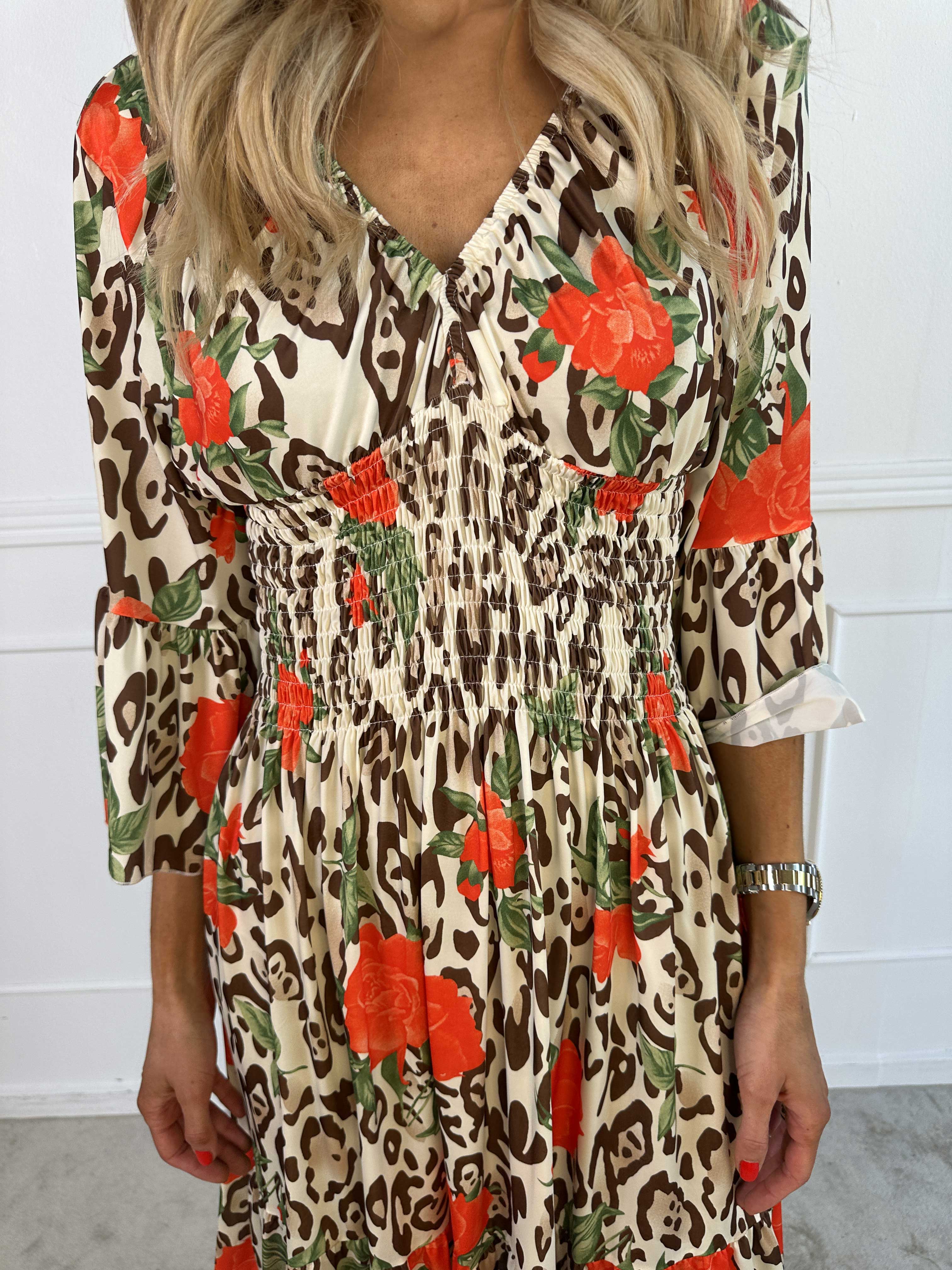 Flora Leo - Sød kjole i elastisk stof og smock i taljen